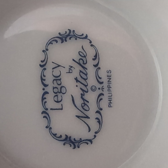 VGT,Legacy by Noritake Footed Black/White Porcelain Vase with Daffodils. - Picture 10 of 11